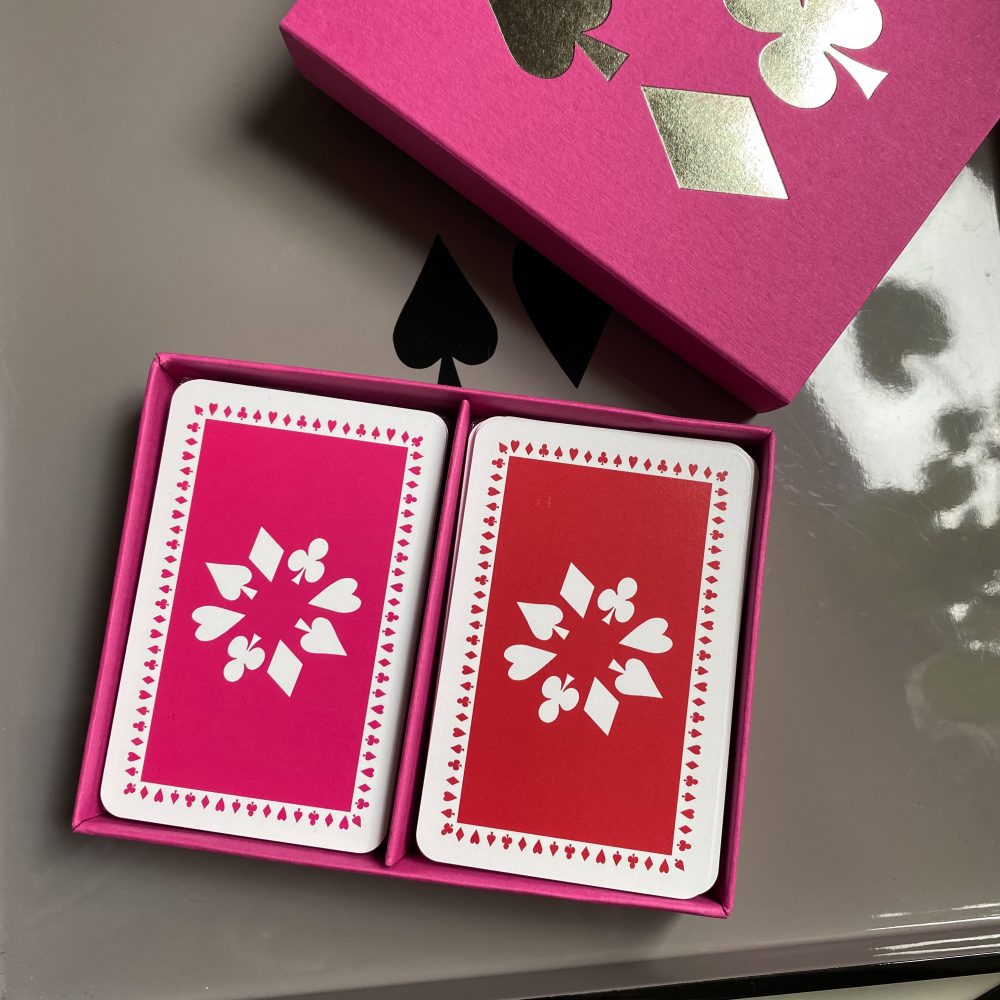 Fuchsia sleeve box with pink/red playing cards